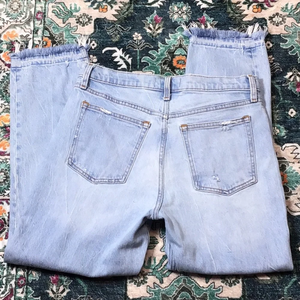 Abercrombie ‘High Rise Mom Jean’ Frayed Ankle Distressed Denim Sz.29/8R - Picture 3 of 12